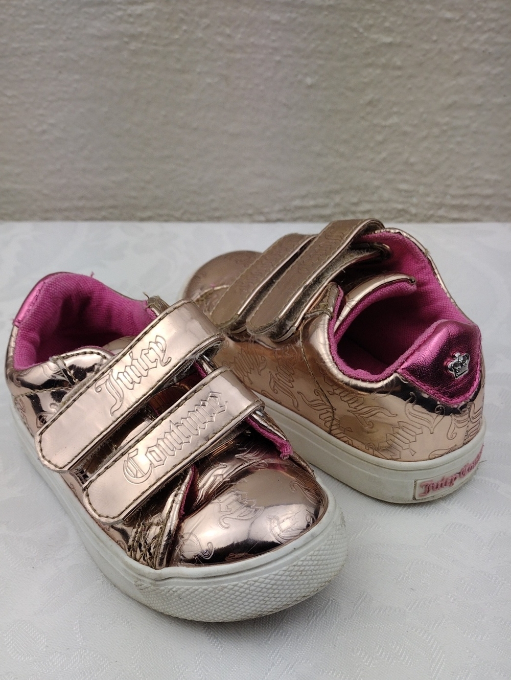 Juicy Couture Los Angeles Sunset Gold Hook Loop Fastener Round Toe Slip On Shoe